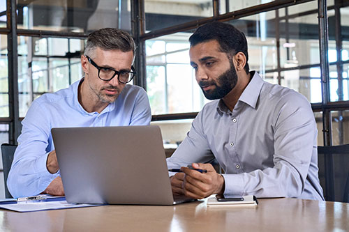 Zwei Menschen diskutieren am Bildschirm